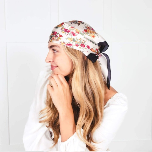 New Gucci Scarf Iconic Floral 1 Print Multicolor Blue Silk Wrap Gucci Gift Box - Picture 15 of 16